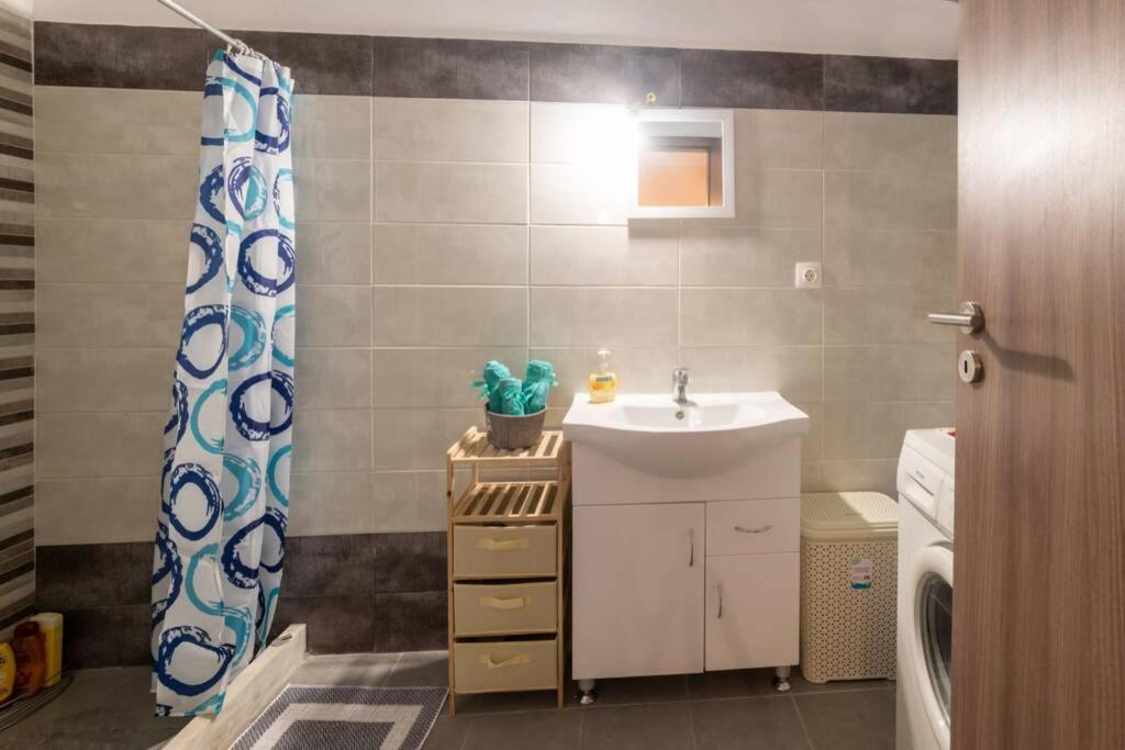 Bright Newly Renovated Apt Near Beach & Center+Ac Anemomylos Exterior photo